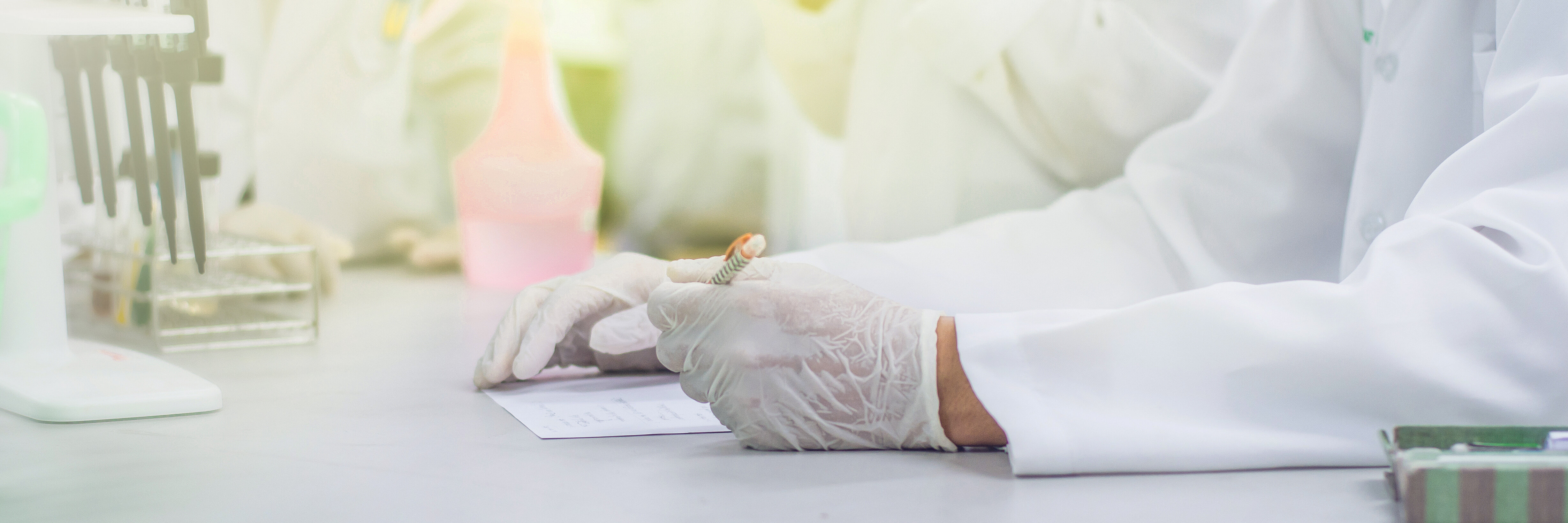 Scientists in the laboratory with gloves doing work - IBU-tec material development and analytics