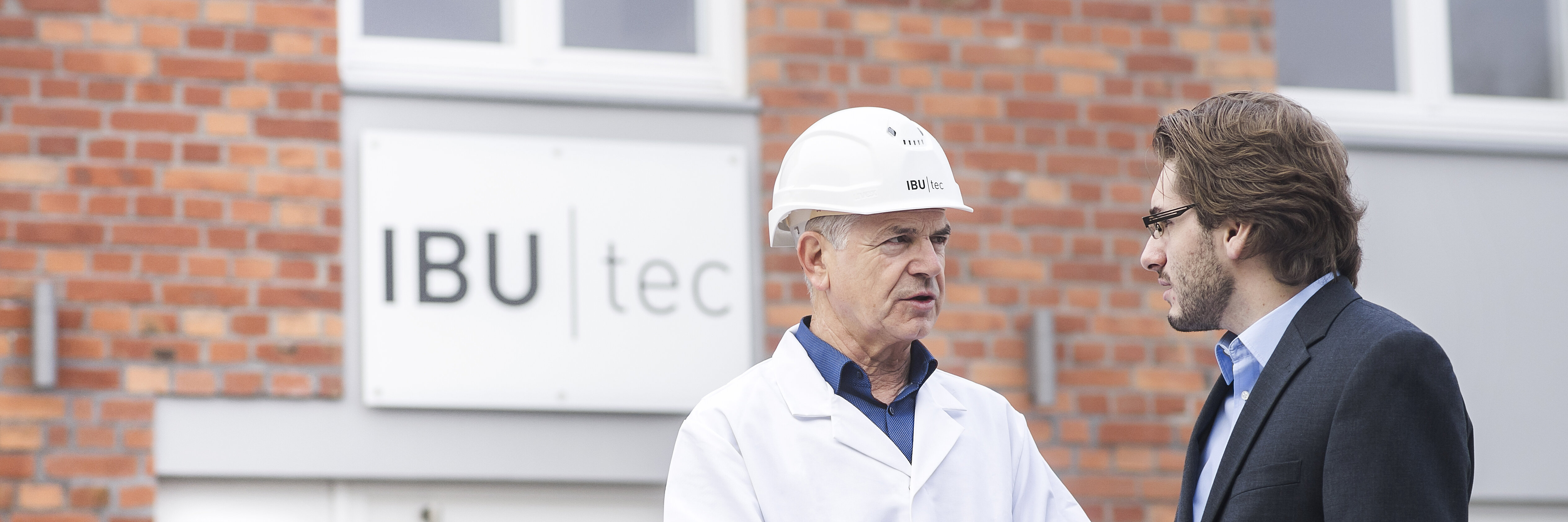 Discussion or meeting between project manager and scientist in front of the main building of IBU-tec