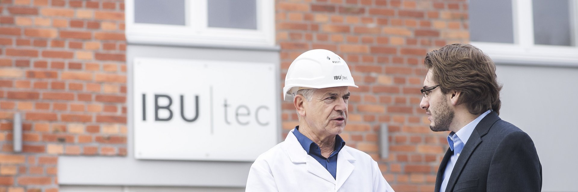 Discussion or meeting between project manager and scientist in front of the main building of IBU-tec