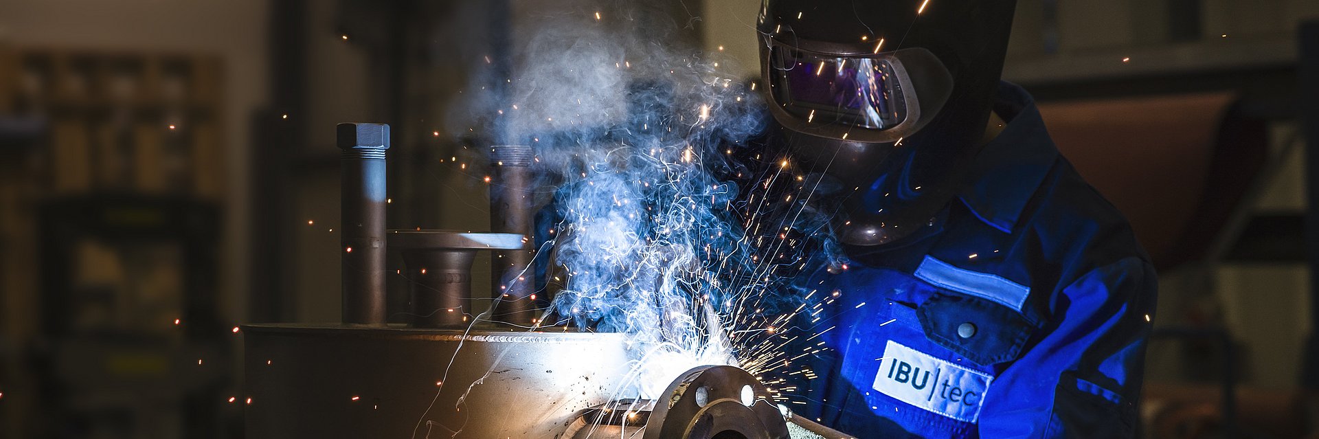 Worker of IBU-tec is welding, picture for professional training at IBU-tec