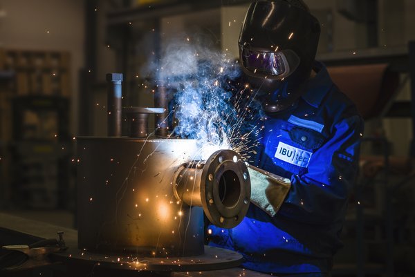 Welder at IBU-tec is welding, picture for professional training at IBU-tec