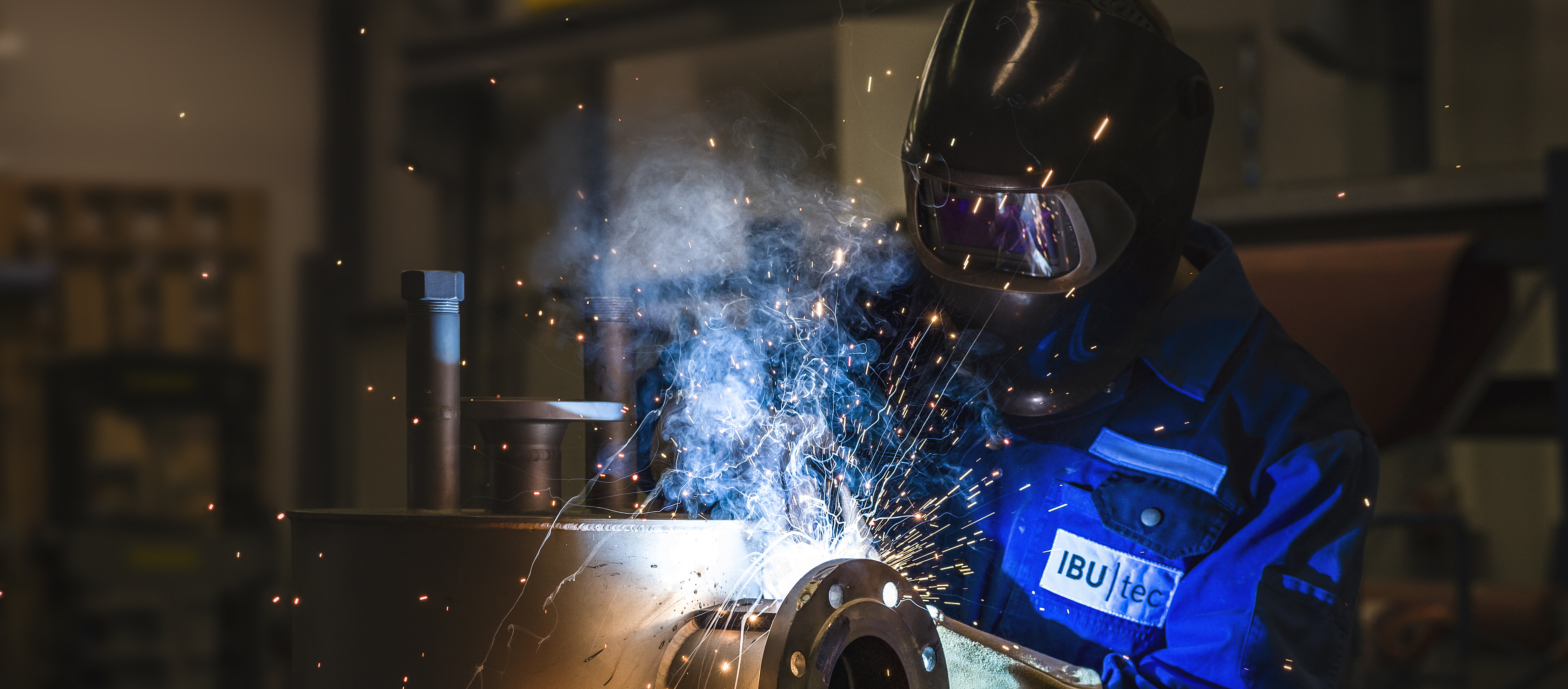 Welder at IBU-tec is welding, picture for professional training at IBU-tec