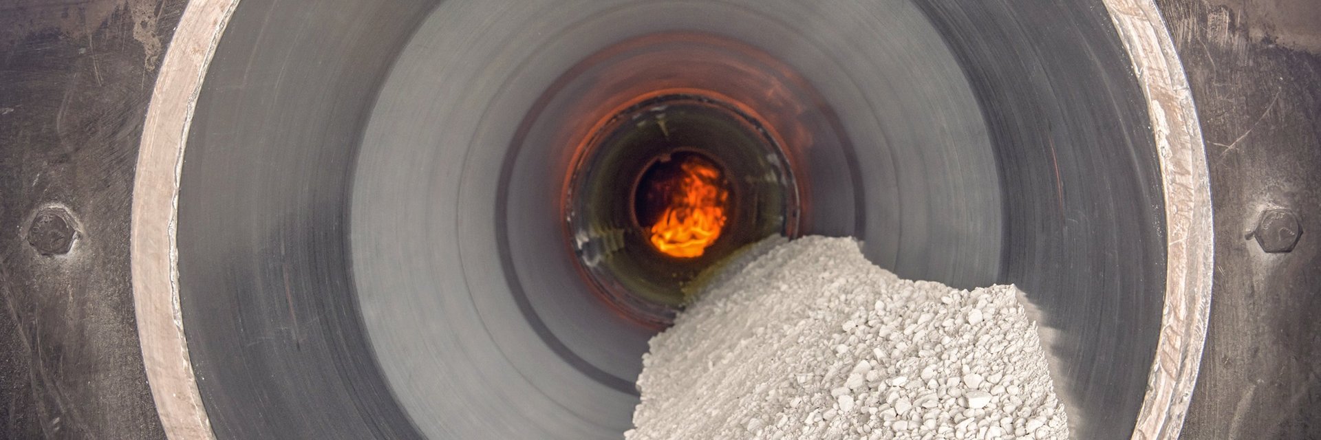 Indirect fired rotary kiln tube with bulk solid material and flame at IBU-tec for scale-up and process trials as well as tolling production with processes like calcination, drying and pyrolysis