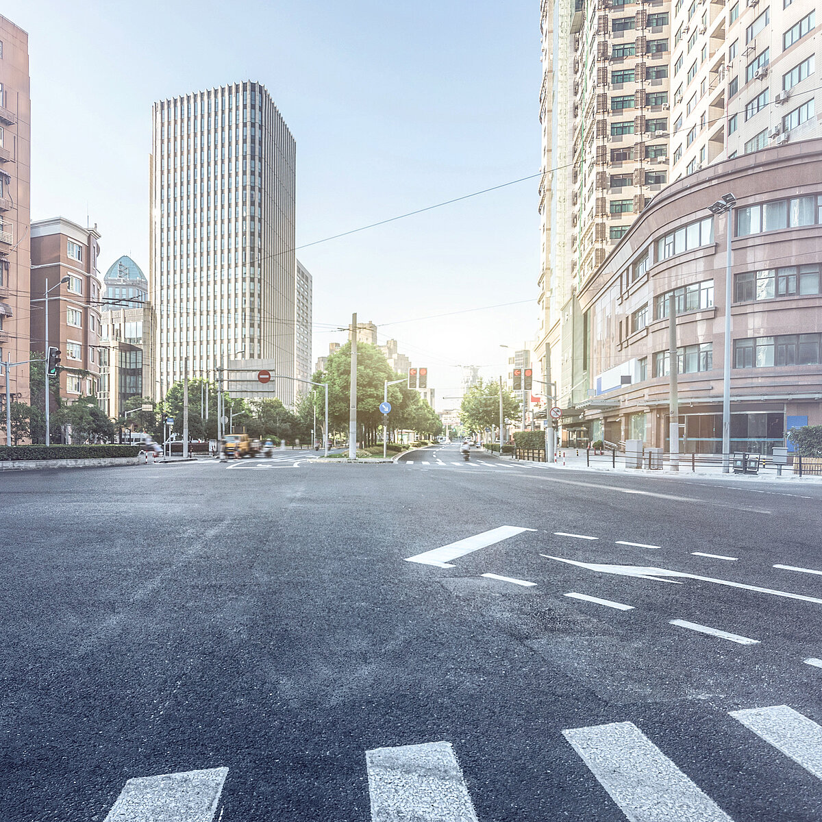 A street scene in a connected and smart city as an axample picture for the building materials article from IBU-tec