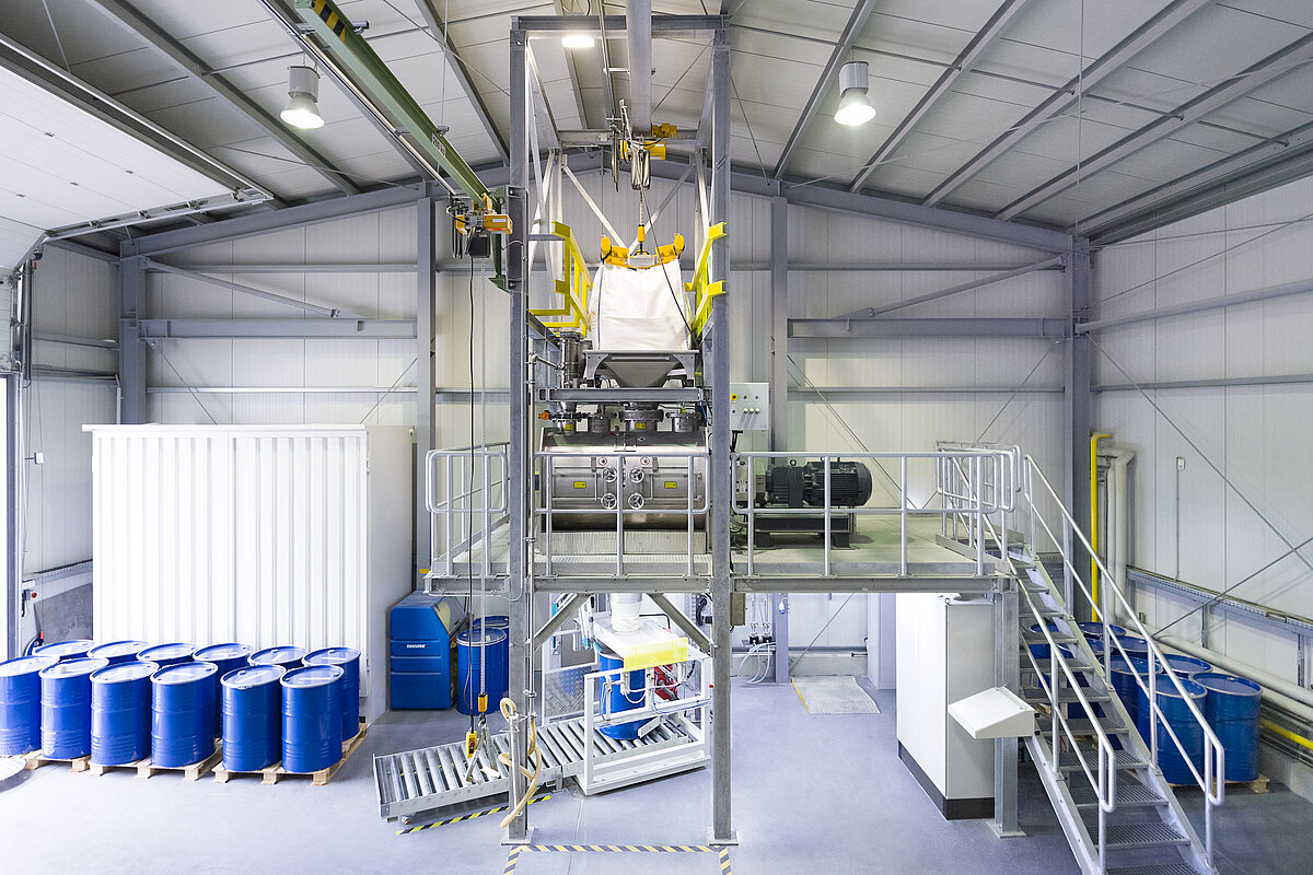 Lödige ploughshare mixer for process engineering with 1600 liter usable volume at IBU-tec's plant in Weimar, used for process trials or tolling services and toll mixing Lödige ploughshare mixer for process engineering with 1600 liter usable volume at IBU-tec's plant in Weimar, used for process trials or tolling services and toll mixing